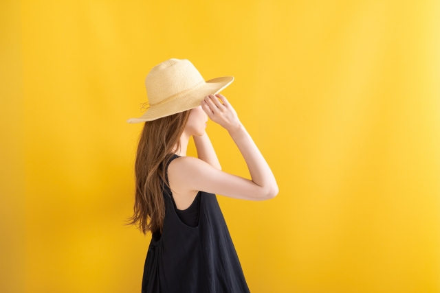 新作アパレルを着用して撮影するインフルエンサー