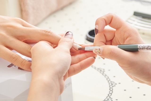 レストランで食事をPRするインフルエンサー