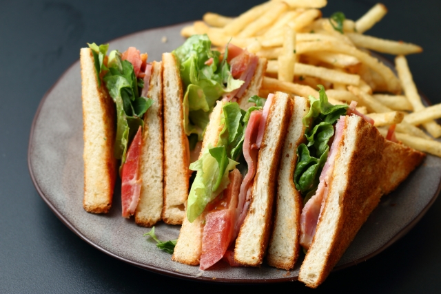 高級レストランでディナーを楽しむ様子