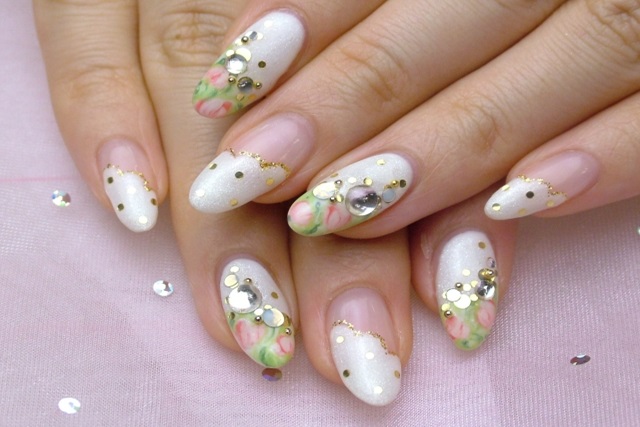 旅行先で風景と共に撮影されたPR写真